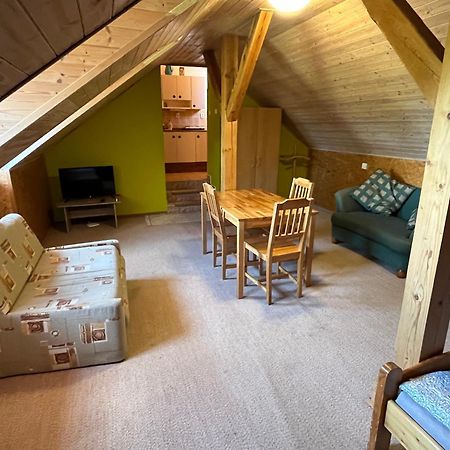 Apartmanovy Dum Obecna Skola Svetlik Eksteriør billede