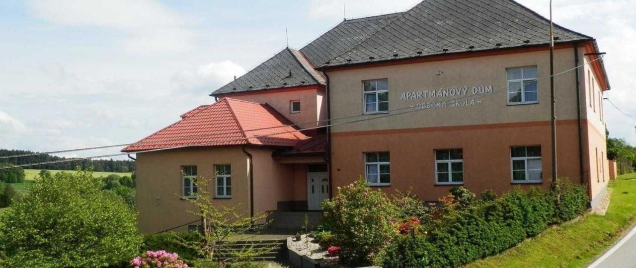 Apartmanovy Dum Obecna Skola Svetlik Eksteriør billede