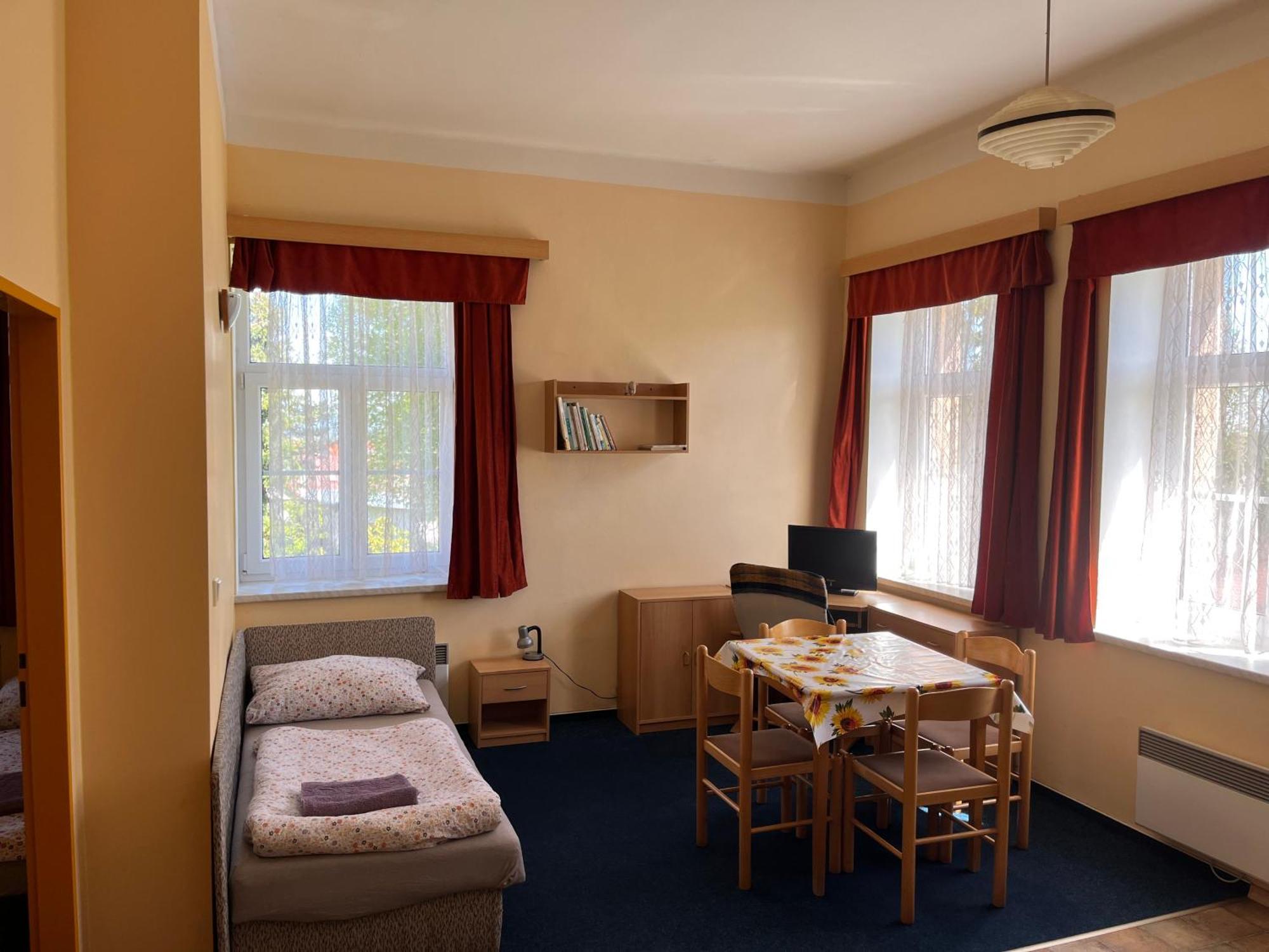 Apartmanovy Dum Obecna Skola Svetlik Eksteriør billede